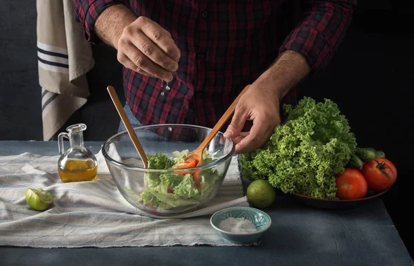 Homem cozinhar legumes — Fotografia de Stock