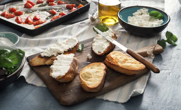 Итальянский брускетта нарезанный томаты базиликовый сыр — стоковое фото