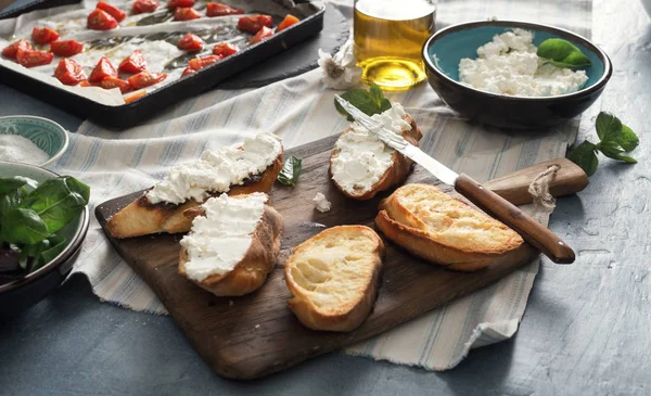 İtalyan bruschetta pişmiş domates fesleğen peynir doğranmış