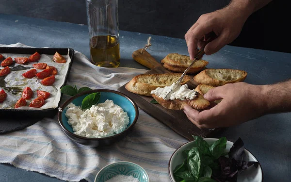 Homme cuisinant une bruschetta italienne — Photo