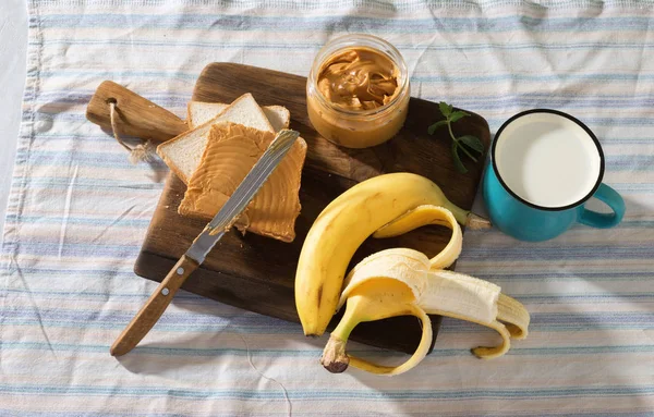 Здоровый завтрак. Сэндвич с арахисовым маслом, бананом и молоком — стоковое фото