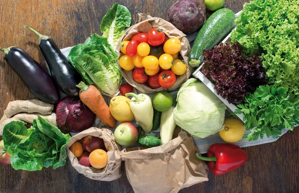 Gesundes Essen auf Holzuntergrund. Hintergrund für gesunde Ernährung — Stockfoto