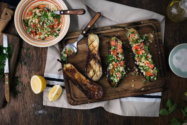 Berenjena relleno gachas bulgur y verduras. Alimentos saludables co — Foto de Stock