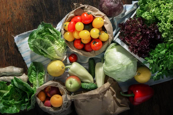 Ensemble d'aliments sains sur fond de bois rustique — Photo