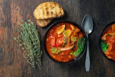 İki mevsim sebzeleri ile İtalyan çorbası sebzeli çorba kase