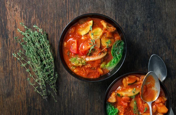 Duas tigelas de minestrone sopa com legumes sazonais. Italiano fo — Fotografia de Stock