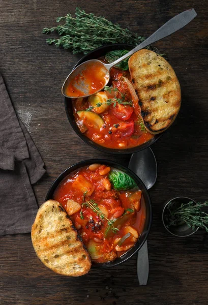 Duas tigelas de minestrone sopa com legumes sazonais. Italiano fo — Fotografia de Stock