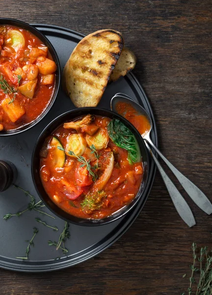 Dois tigela minestrone sopa italiana com legumes na mesa de madeira — Fotografia de Stock