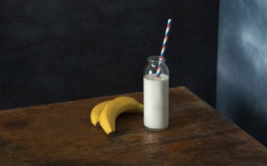 Küçük şişe süt bir muz ile