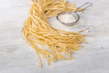 Un elekler hafif ahşap masa üzerinde ham ev yapımı erişte