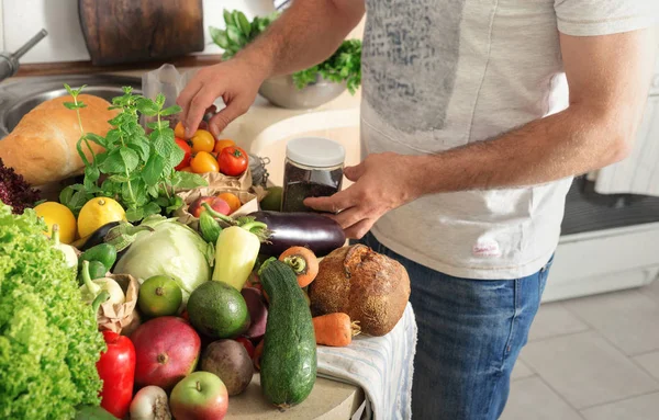 Набор здоровой пищи на домашней кухне — стоковое фото