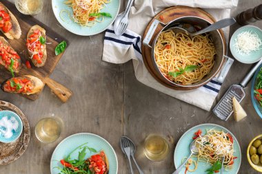 Çerçeve İtalyan makarna, aperatifler ve beyaz şarap
