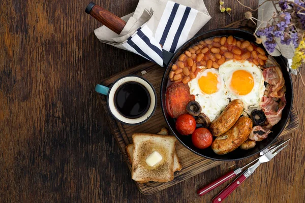 Full English breakfast with cup of coffee on wooden background — Stock Photo, Image