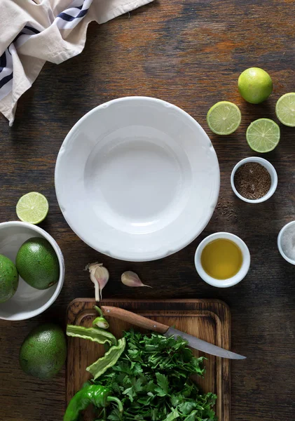 Пустая белая тарелка с ингредиентами для приготовления мексиканского гуакамоле — стоковое фото