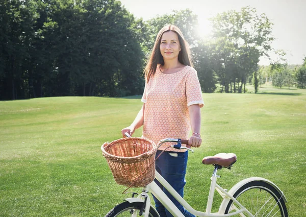 yürüyen güzel kadın
