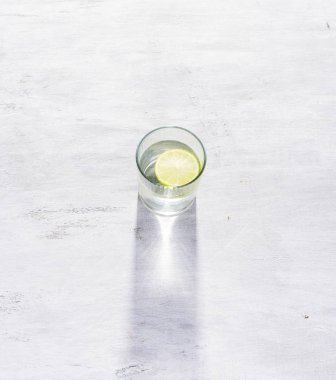 Dilim limonlu saf su