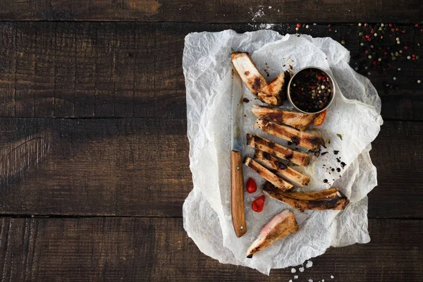 Filete a la parrilla con salsa de higo sobre papel sobre mesa de madera — Foto de Stock