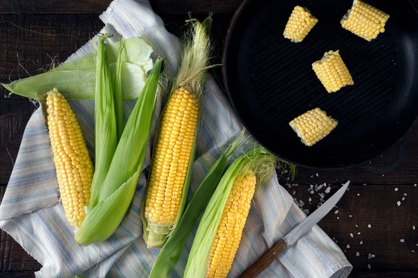 Izgara tava koyu ahşap tablo üzerinde Mısır
