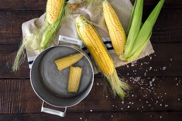 Pan ahşap tablo üzerinde taze Mısır