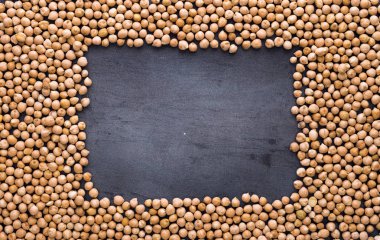 Karanlık bir yüzeyi kuru nohut çerçevesinde