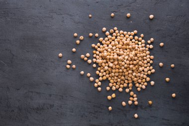 Karanlık bir yüzeyi kuru nohut yığını