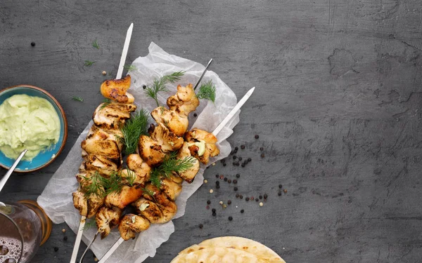 Гриль куриные грудки шампуры с плоским хлебом и авокадо сау — стоковое фото