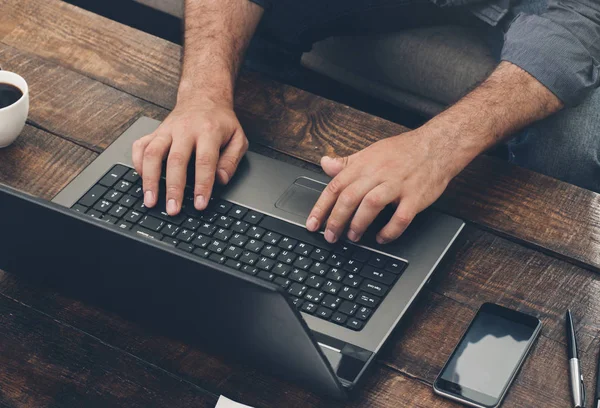 Empresario trabajando con portátil — Foto de Stock