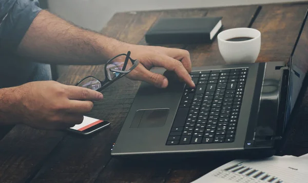 Empresário trabalhando com laptop — Fotografia de Stock