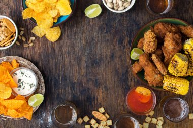 Çerçeve kızarmış tavuk, bira, soslar