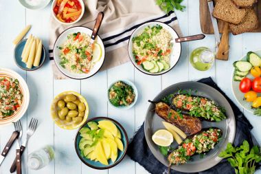 bulgur ve sebze, doldurulmuş patlıcan, sebze salatası, 