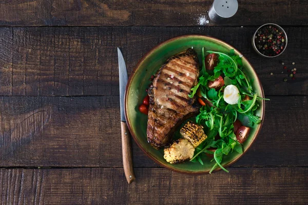 Steak na kosti gril, salát a Křepelčí vejce sázené — Stock fotografie