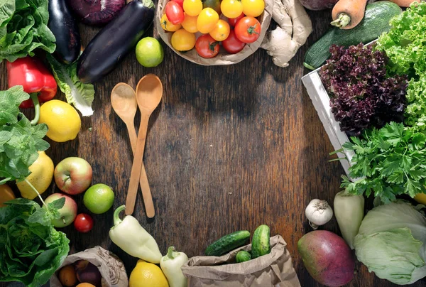 Taze sebze ve meyve ahşap masa üzerinde çerçeve