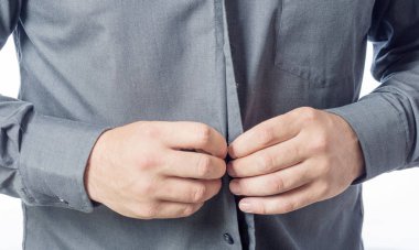 Tişörtünde koyarak adam