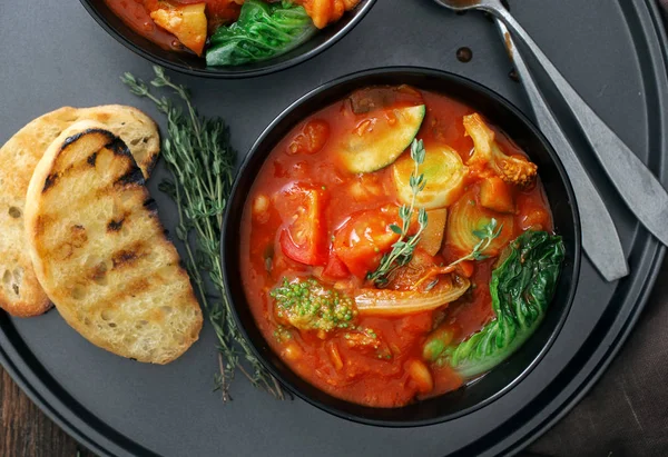 Dwie miski zupa minestrone z sezonowych warzyw — Zdjęcie stockowe