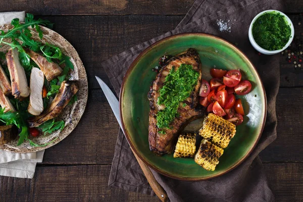 Biftek na grilu kostí a salát v desce — Stock fotografie
