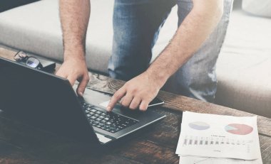 dizüstü bilgisayarda adam İnşaat 