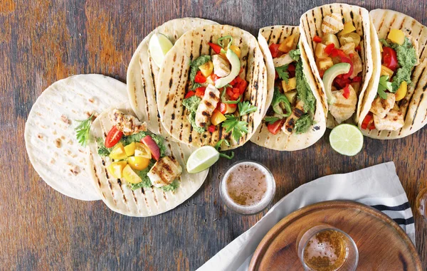 Tortillas de maíz con filete de pollo a la plancha, salsa de guacamole y —  Fotos de Stock