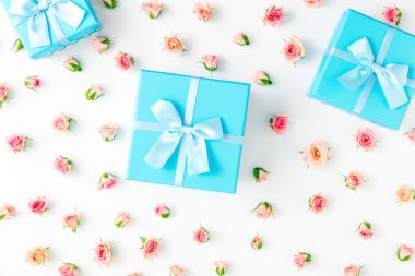 Mavi hediye kutuları 