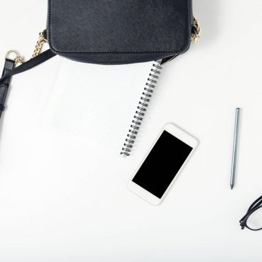  Deri çanta, smartphone, not defteri