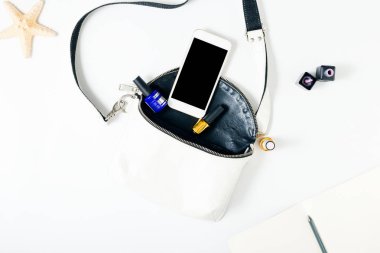 Bayanlar beyaz deri çanta ile smartphone