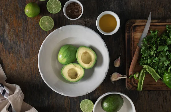 Set di ingredienti per la preparazione della salsa di guacamole messicana — Foto Stock