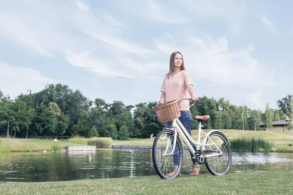 Młoda kobieta z rocznika rowerów — Zdjęcie stockowe