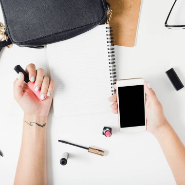 Bir kadının düz yatıyordu eller 