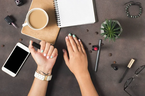 Mujer con hermosa manicura de verano — Foto de Stock