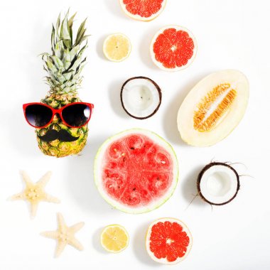 Ananas güneş gözlüğü ve çeşitli fr ile yapılmış yaratıcı düzeni