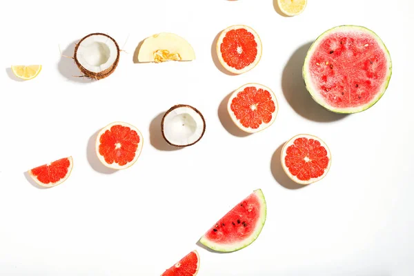 Creatieve lay-out gemaakt van kokosnoot, meloen, watermeloen, grapefruit een — Stockfoto