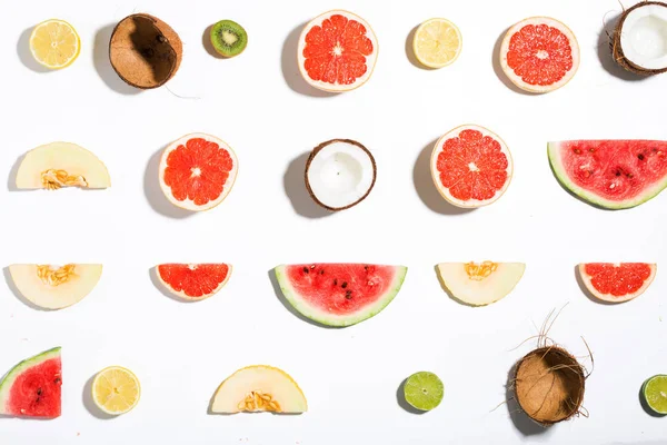 Creatieve lay-out gemaakt van ananas, watermeloen, kokos, meloen, grap — Stockfoto