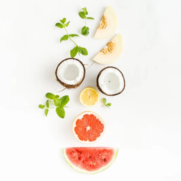 Creatieve lay-out geheel, gemaakt van kokos, grapefruit, watermeloen, lem — Stockfoto