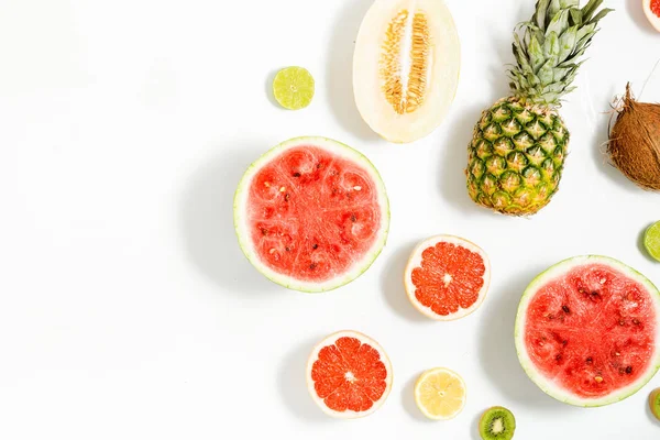 Watermeloen, kokos, meloen, grapefruit, limoen en citroen op wit — Stockfoto