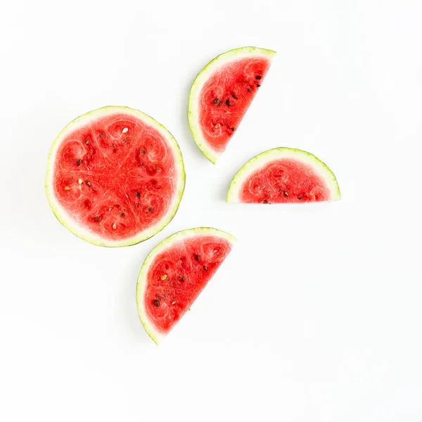 Segmenten van rijp watermeloen op een witte achtergrond — Stockfoto